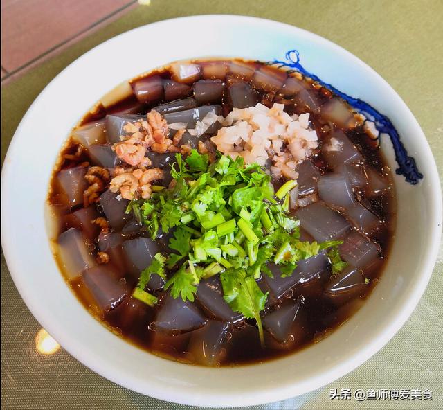 海毛菜熬冻的方法，冬天最好吃的十大凉菜（84岁奶奶70年专心做好一件事——熬制海凉粉）