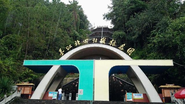 北回归线标志园，昆明墨江北回归线标志园（游客排队喝井水：就会生双胞胎）
