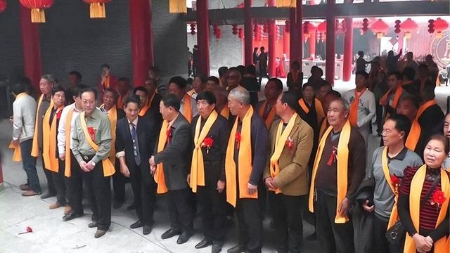 在家翻一百年以前的老族谱，想知道祖上兴不兴旺