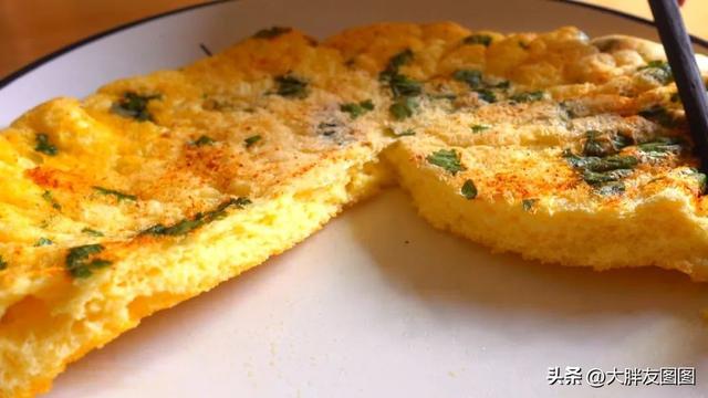 鸡蛋饼怎么煎又嫩又好吃，教你煎出软蓬蓬的鸡蛋饼