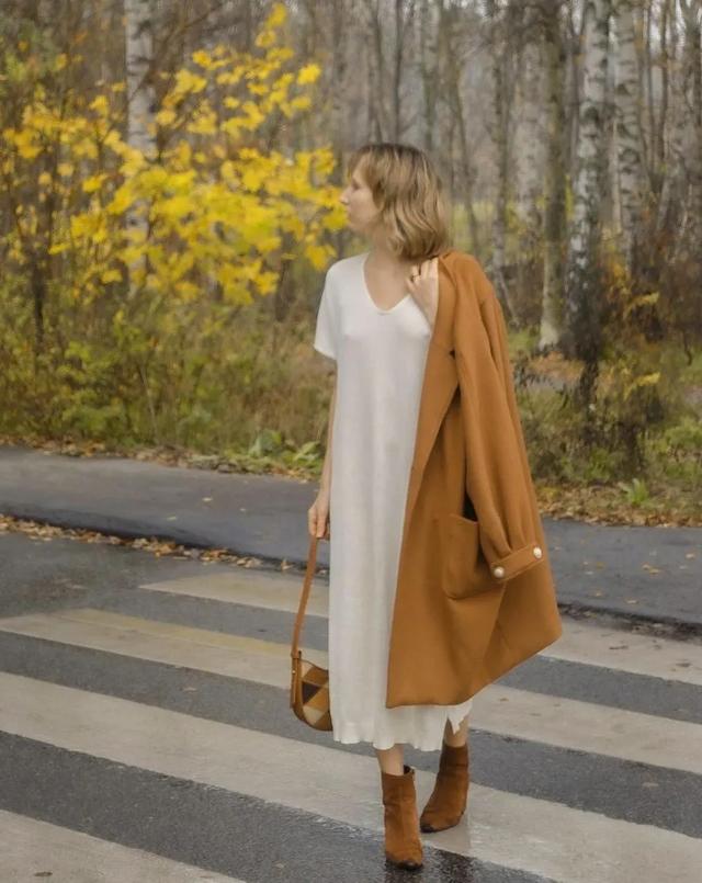 驼色大衣搭配图片，让你从20岁优雅到60岁的驼色大衣（驼色大衣怎么穿搭有气场）