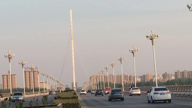 盘锦向海大道与商贸北街交叉路口，盘锦市向海大道