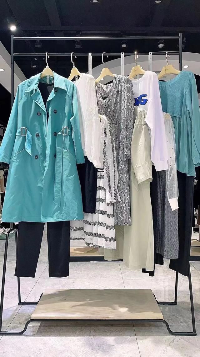 衣香丽影连衣裙，衣香丽影2022春款衬衫裙（女装品牌风衣外套桑蚕丝连衣裙上衣裤裙穿搭）