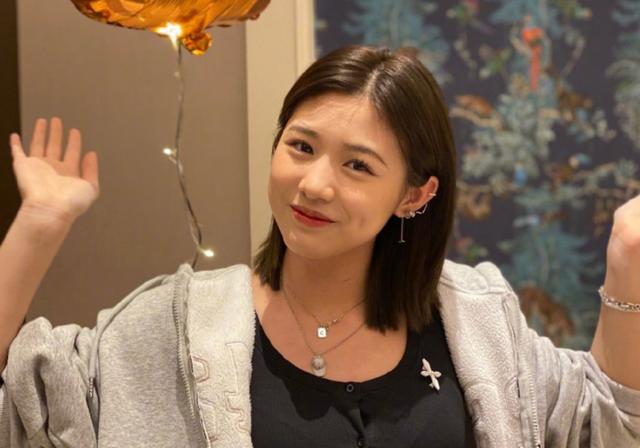 章子怡与小苹果感情亲密，章子怡带小苹果逛街被偶遇