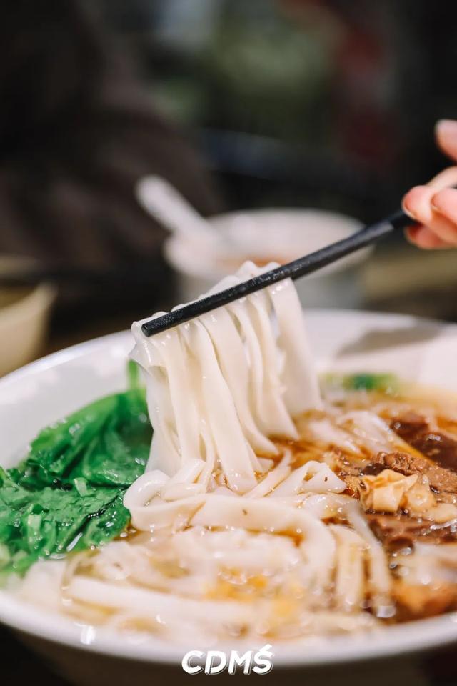 广州人吃成都火锅，广东女生被室友带去第一次吃成都火锅