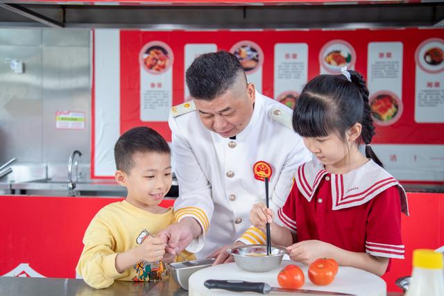 新东方烹饪学校厨师第一堂课，湖北新东方请来10名国家级烹饪大师授课