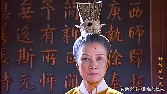 走红毯最尴尬的女明星，同是50女星走红毯