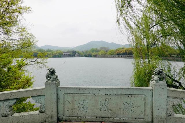 杭州西湖之白堤，“白堤”名出白居易