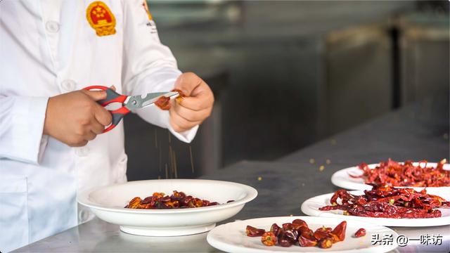 四川红油辣椒简单做法，这样做3种辣椒混合一起不但能炒菜