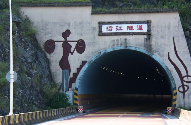 贵州最美的公路介绍，壮美的贵州遵义大发渠特大桥