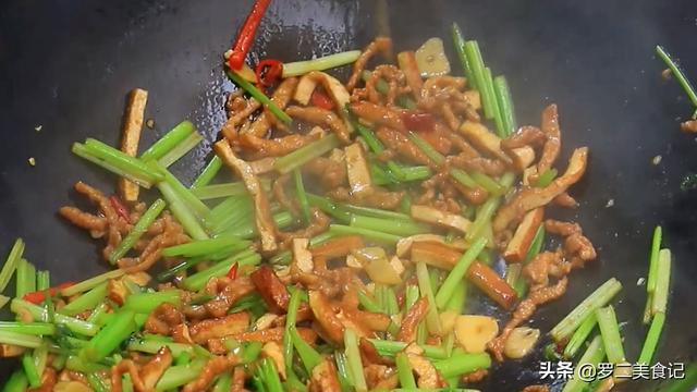 芹菜肉丝香干做法大全，饭店的芹菜香干肉丝做法