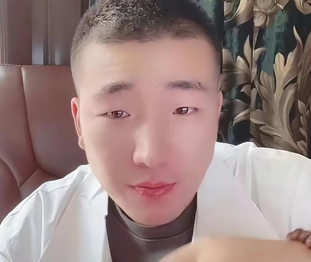 李菁菁为什么和第一任丈夫离婚，李菁菁与小21岁老公离婚