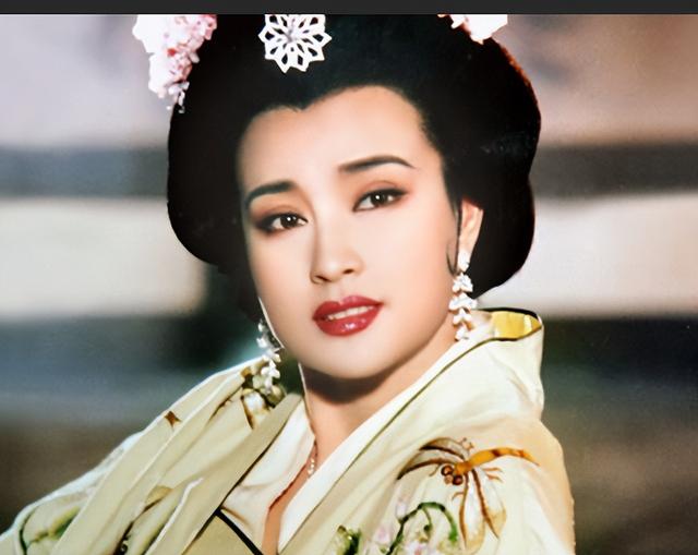 刘晓庆素颜近照，刘晓庆现在素颜照（穿酒红色羽绒服配小黑裤）