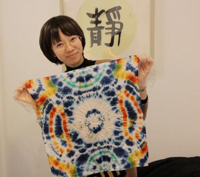 学生徽章图案设计，徽映成趣章