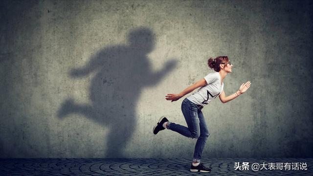 女生聊天回复嗯呢是什么意思，对方经常性的回复
