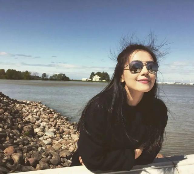 二十年的高圆圆近照被曝，42岁高圆圆因白发被热议