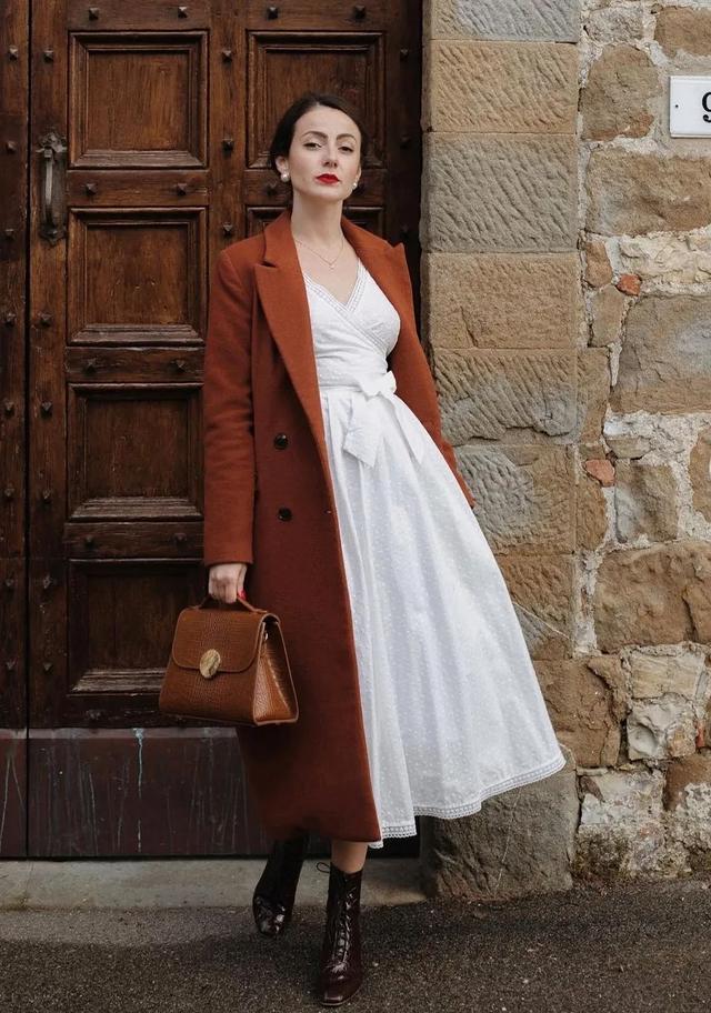 驼色大衣搭配图片，让你从20岁优雅到60岁的驼色大衣（驼色大衣怎么穿搭有气场）