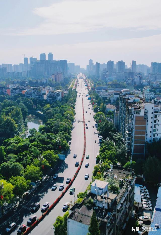 成都最美街道天府一街，成都天府一街站神一样存在