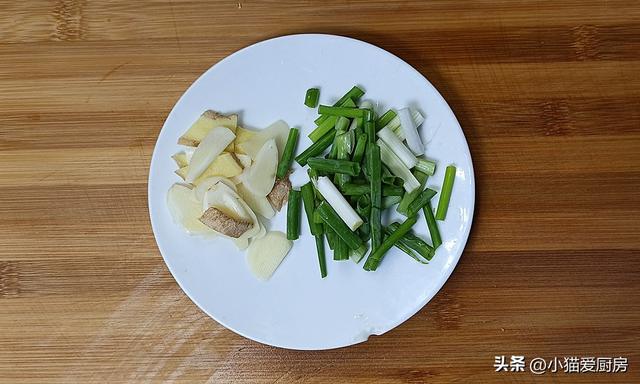 青椒炒豆芽做法教程，1把豆芽和猪肉这样简单一炒