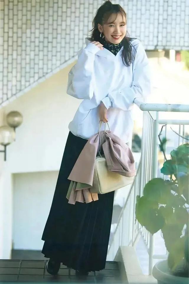 卫衣半裙早秋混搭时髦有女人味，卫衣＋半裙＝时髦又有女人味的早秋穿搭