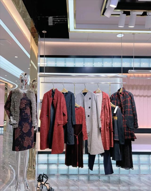 沐兰长袖女装，MORELINE.沐兰秋冬品牌折扣女装羽绒服风衣外套桑蚕丝连衣裙穿搭