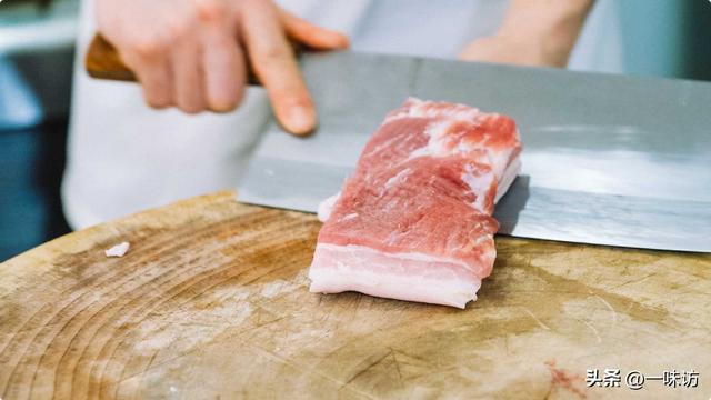 酥肉汤里配什么菜，北方小酥肉可以做汤的做法（冬天吃酥肉的正确方法）