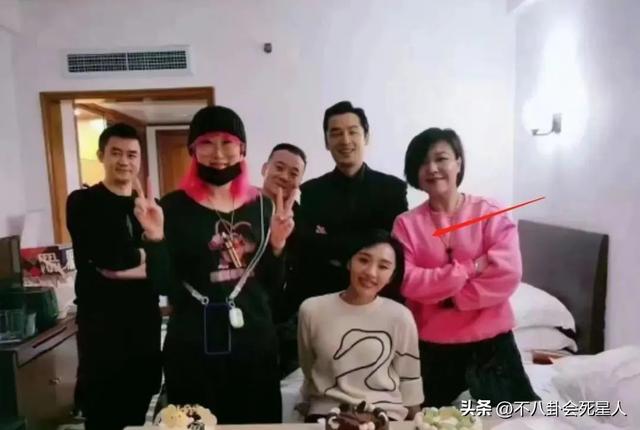 胡歌薛佳凝二人是谁给胡歌介绍的，为什么是她拿下了胡歌