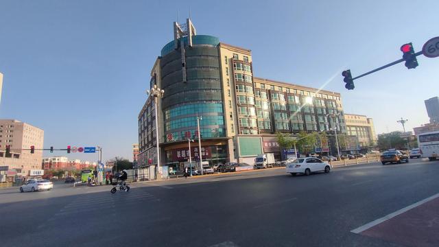 盘锦向海大道与商贸北街交叉路口，盘锦市向海大道