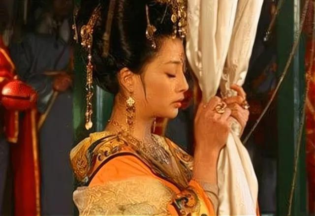 马嵬坡杨贵妃之死，安史之乱杨贵妃下场