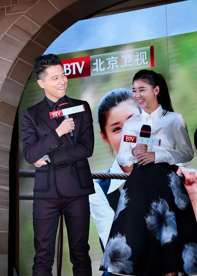 王雷李小萌婚纱照，李小萌和老公婚纱照