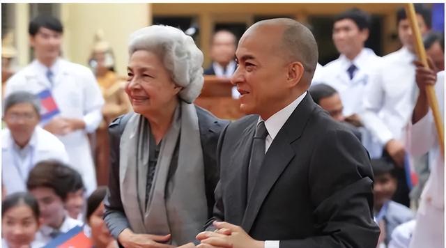 莫尼列太后是什么样的人，84岁柬埔寨太后一身白衣参加葬礼