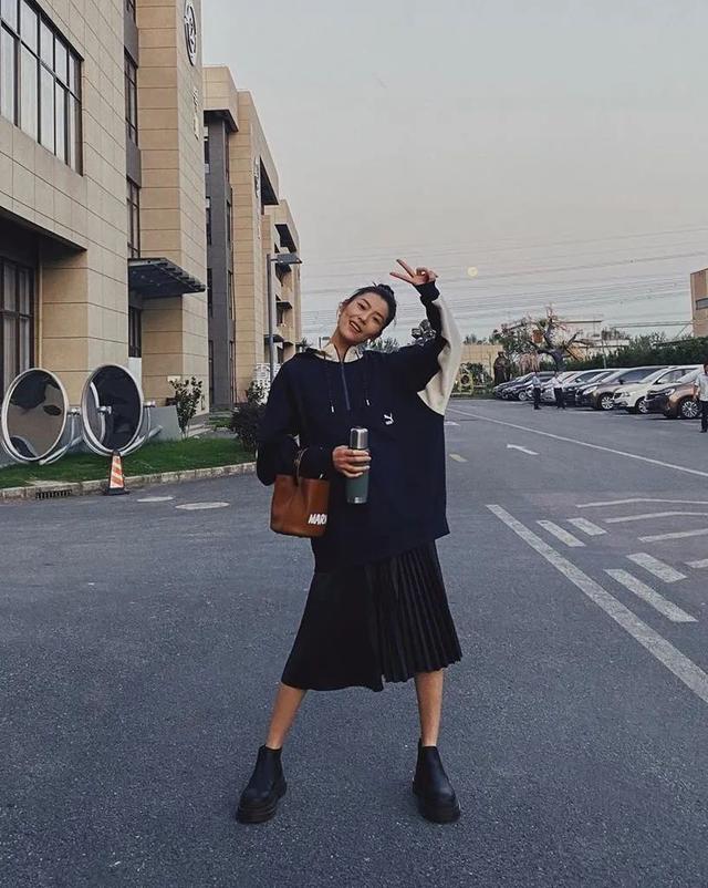 卫衣半裙早秋混搭时髦有女人味，卫衣＋半裙＝时髦又有女人味的早秋穿搭