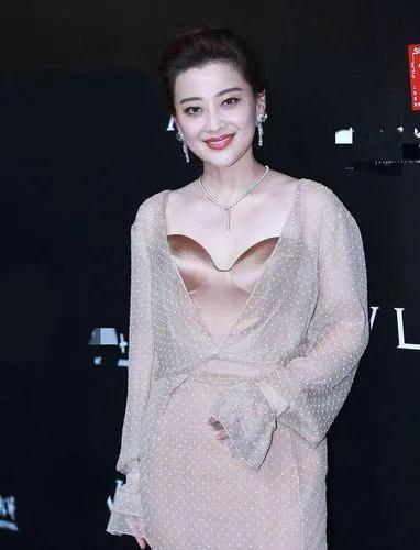 44岁的梅婷现状，44岁梅婷不惧年龄秀香肩