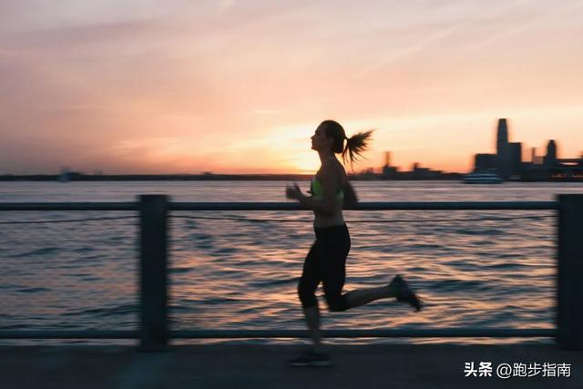 晨跑和夜跑哪个更健康，晨跑跟夜跑哪个容易减肥（晨跑和夜跑哪一个最减肥）