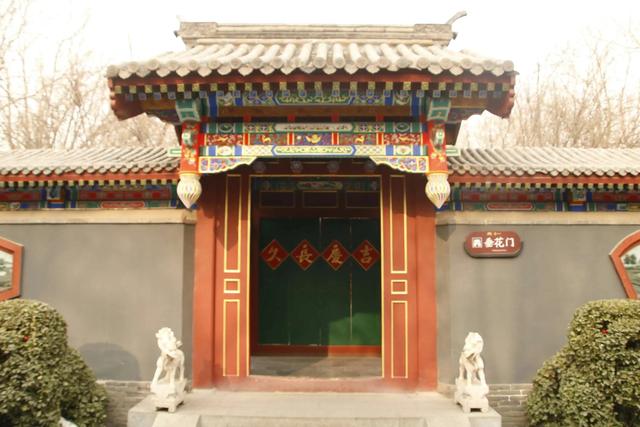 红楼梦贾府平面图，以林黛玉的路线画一张贾府示意图（《红楼梦》中大观园究竟在哪里）