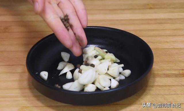 辣椒蘸盐的正宗做法，在农村用辣椒这样做蘸水