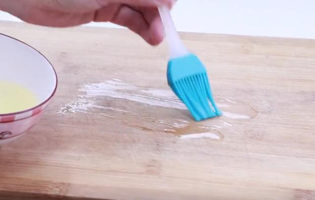 怎样快速清除菜板上的霉斑，污渍霉斑一擦就掉