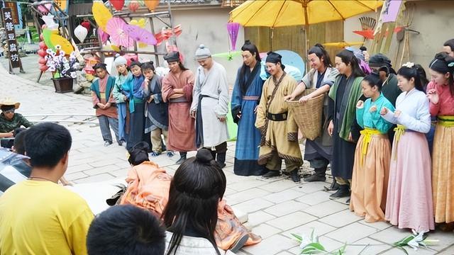 横店群演一个人的生活，横店20万群演现状