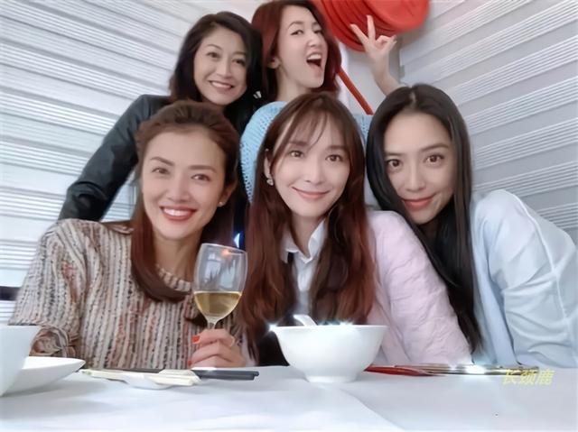 吴佩慈刚出道时的样子，看吴佩慈朋友圈的变更