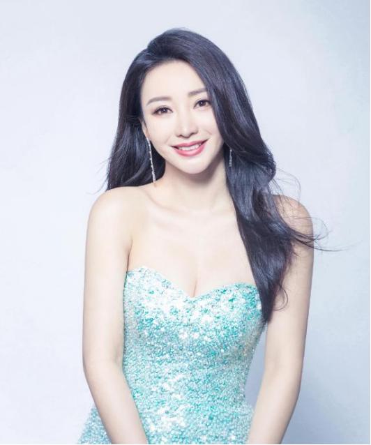 柳岩傲人的身材一直备受网友羡慕，吴尊模仿球星动作