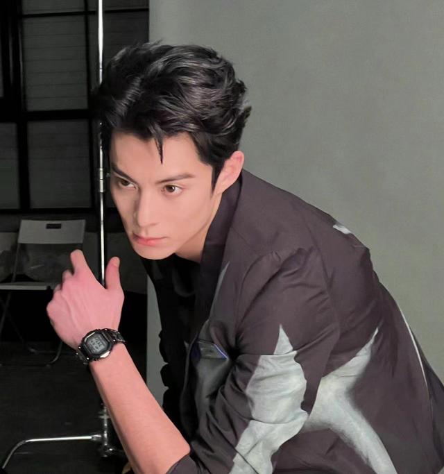 王鹤棣素颜生图，王鹤棣片场生图流出