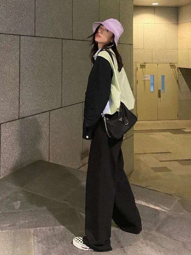 34岁杨幂近照显疲态，次次艳压00后小花