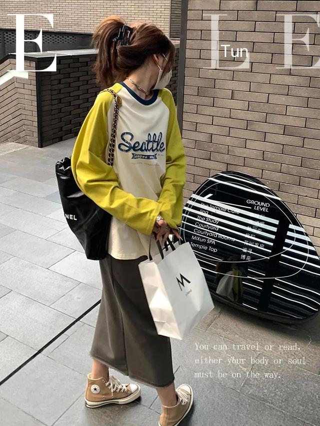 秋冬长款卫衣怎么搭配好看，长款卫衣下面别配小脚裤