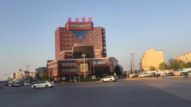 盘锦向海大道与商贸北街交叉路口，盘锦市向海大道