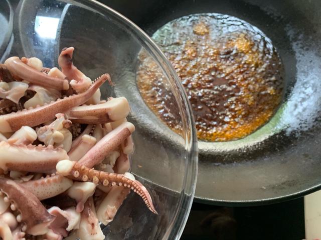 麻辣鱿鱼须的做法，麻辣鱿鱼须零食做法