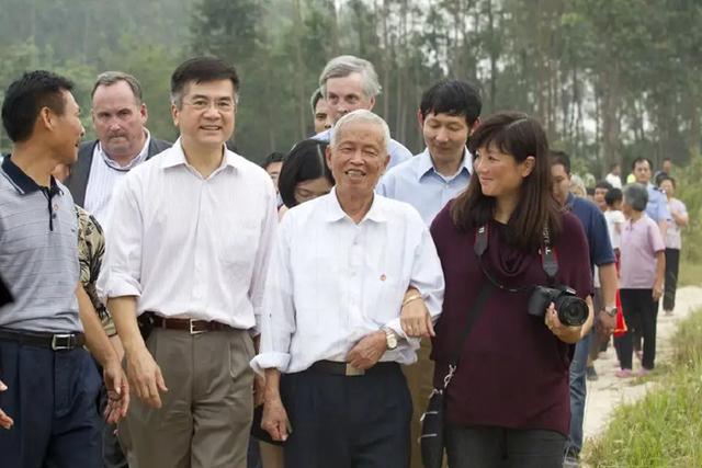 卸任驻华大使的骆家辉疯狂捞金，华裔骆家辉（靠一张中国脸成为美国高官）