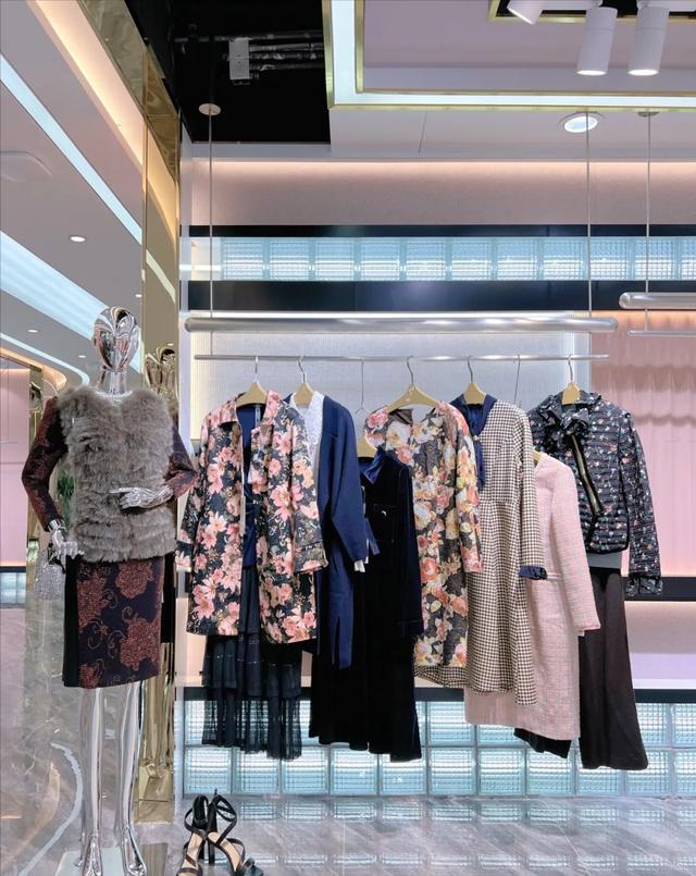 沐兰长袖女装，MORELINE.沐兰秋冬品牌折扣女装羽绒服风衣外套桑蚕丝连衣裙穿搭