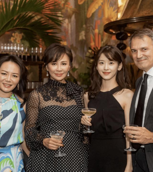 奶茶妹妹章泽天，奶茶妹妹章泽天近照曝光（“奶茶妹妹”章泽天的上位史）