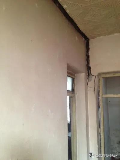 农村自建房屋顶裂缝如何补救，楼板出现的裂缝一定要分得清楚