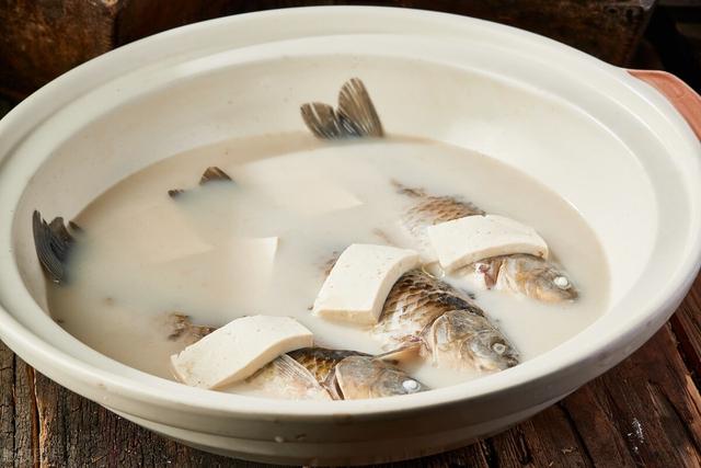 从河里钓的鲤鱼能吃吗，钓到“黑鲤鱼”要放生